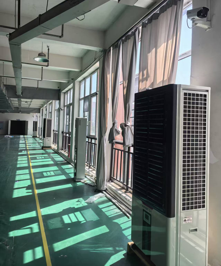 制衣廠(chǎng)整體降溫，應(yīng)用蒸發(fā)冷省電空調(diào)-立式軸流雙風(fēng)口機(jī)組