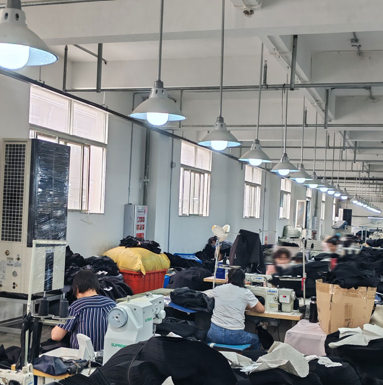 大型服裝廠生產車間制冷降溫，應用星科蒸發冷省電空調—立式軸流雙風口柜機