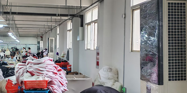 大型服裝廠生產車間整體降溫項目，應用蒸發(fā)冷省電空調完美驗收紀實