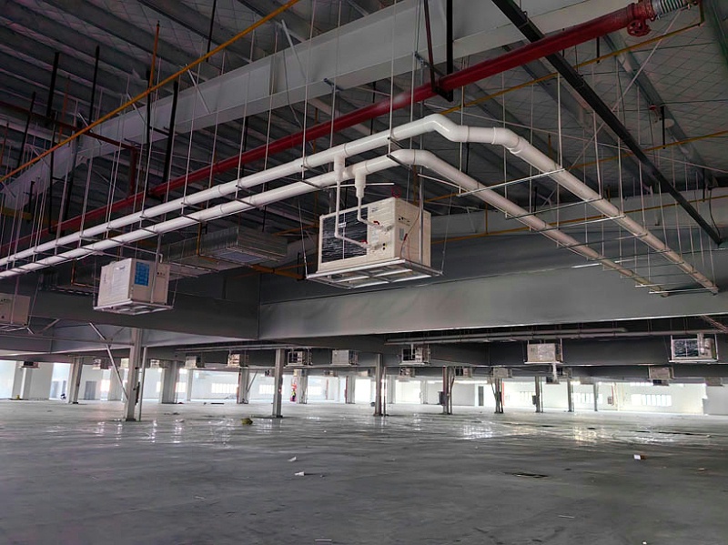 大型服裝廠整體降溫，安裝星科蒸發(fā)冷省電空調(diào)-臥式軸流機組